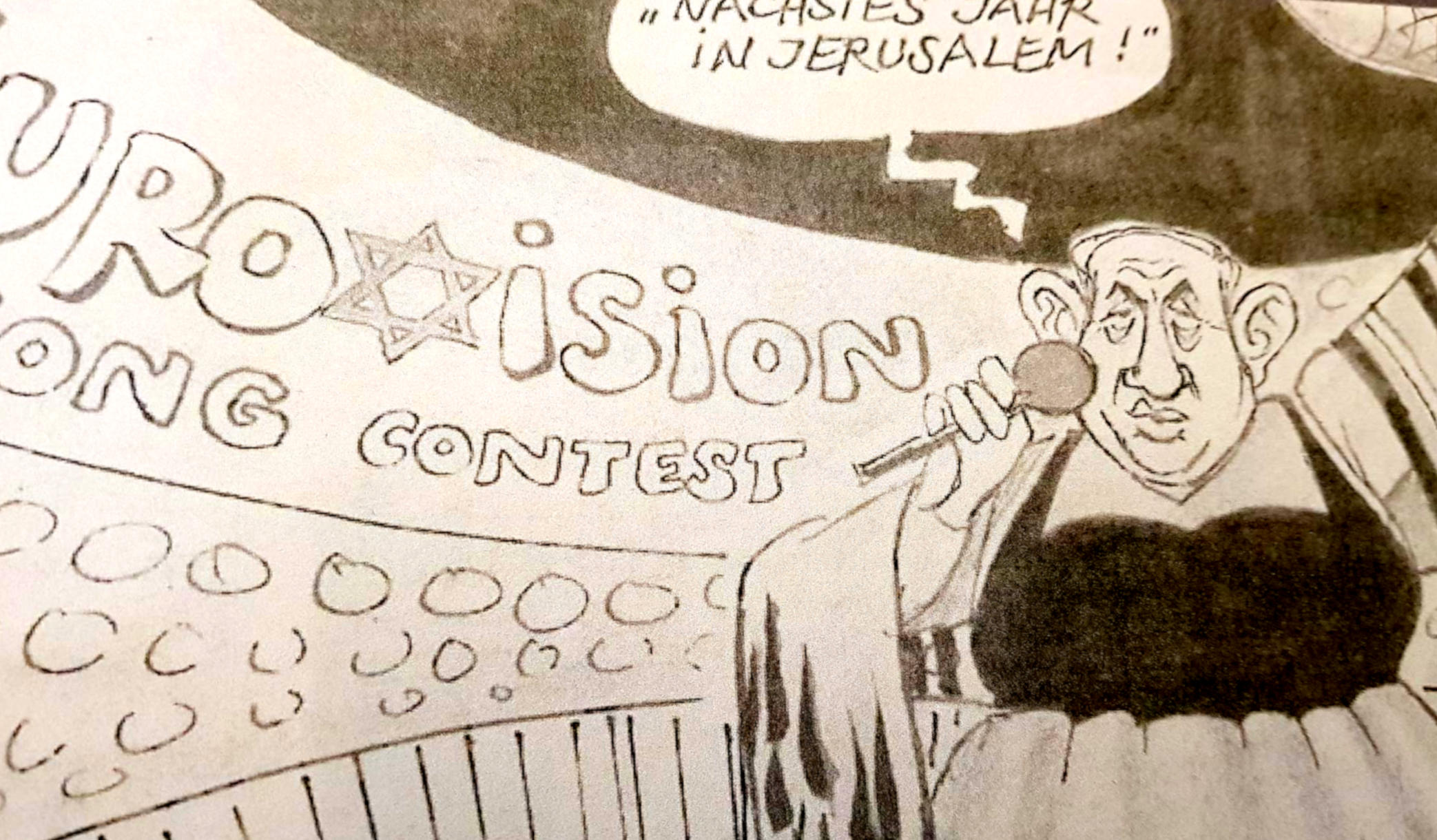 Ein Bild einer Karikatur, der israelische Premierminister Benjamin Netanjahu wird dargestellt als Teilnehmer des Eurovision Song Context. Er wird mit überzeichneten großen Ohren, Lippen und Nase dargestellt. Eine Sprechblase über seinem Kopf enthält die Worte »Nächstes Jahr in Jerusalem!«