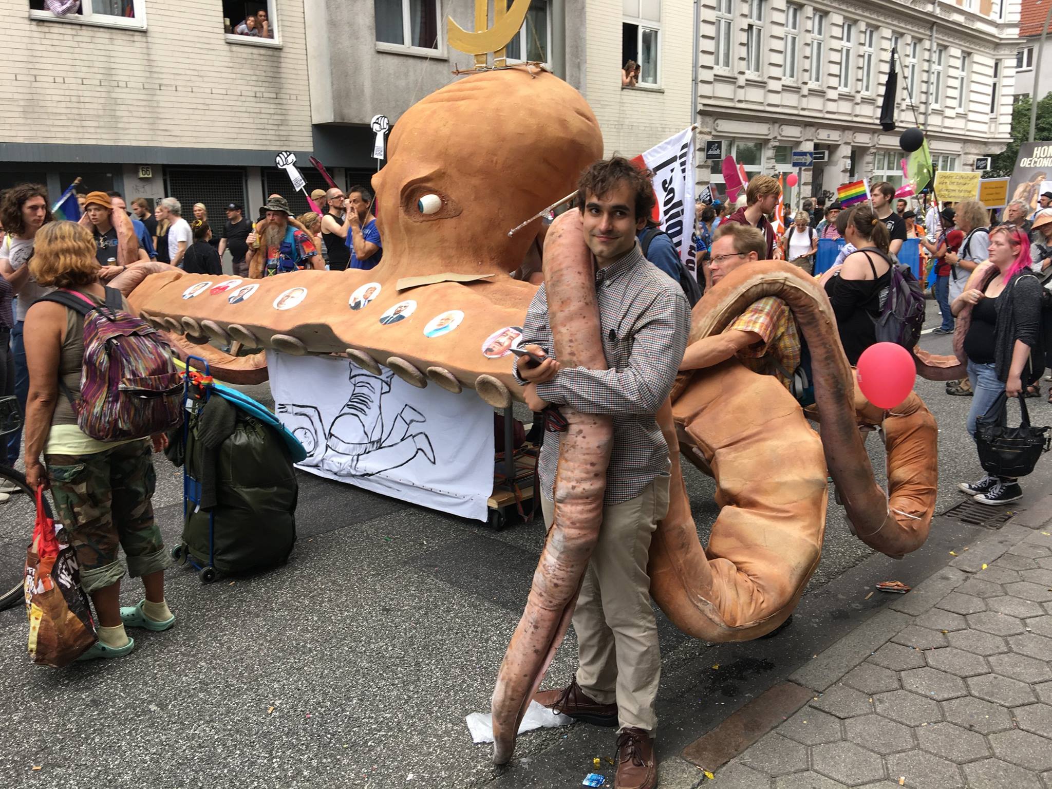 Eine Krake aus Pappmaché auf einer Demonstration