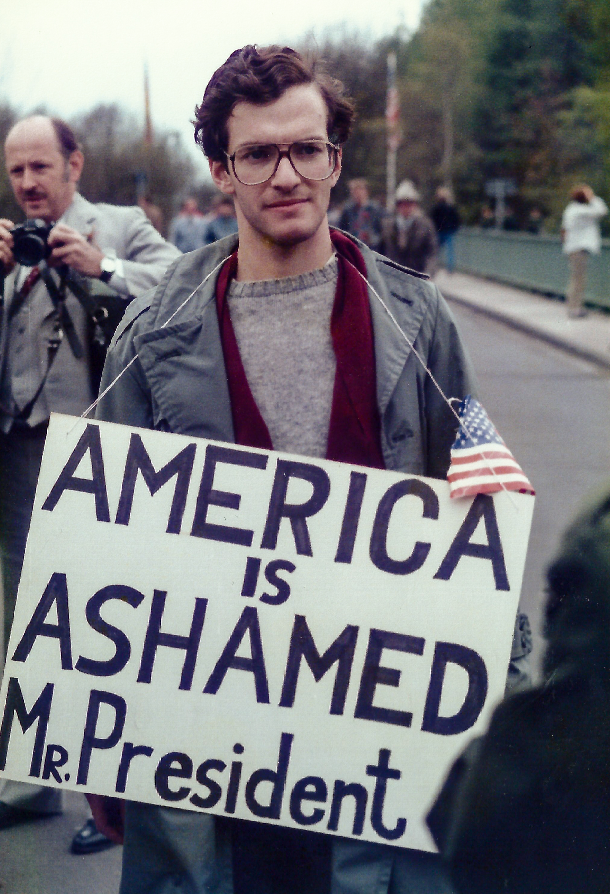 Eine Demonstration, auf der Plakate gegen Ronald Reagan gezeigt werden.